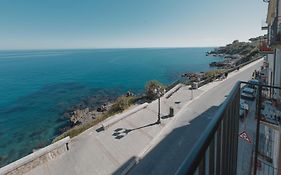 Tra La Rocca E Il Mare Di Cefalu